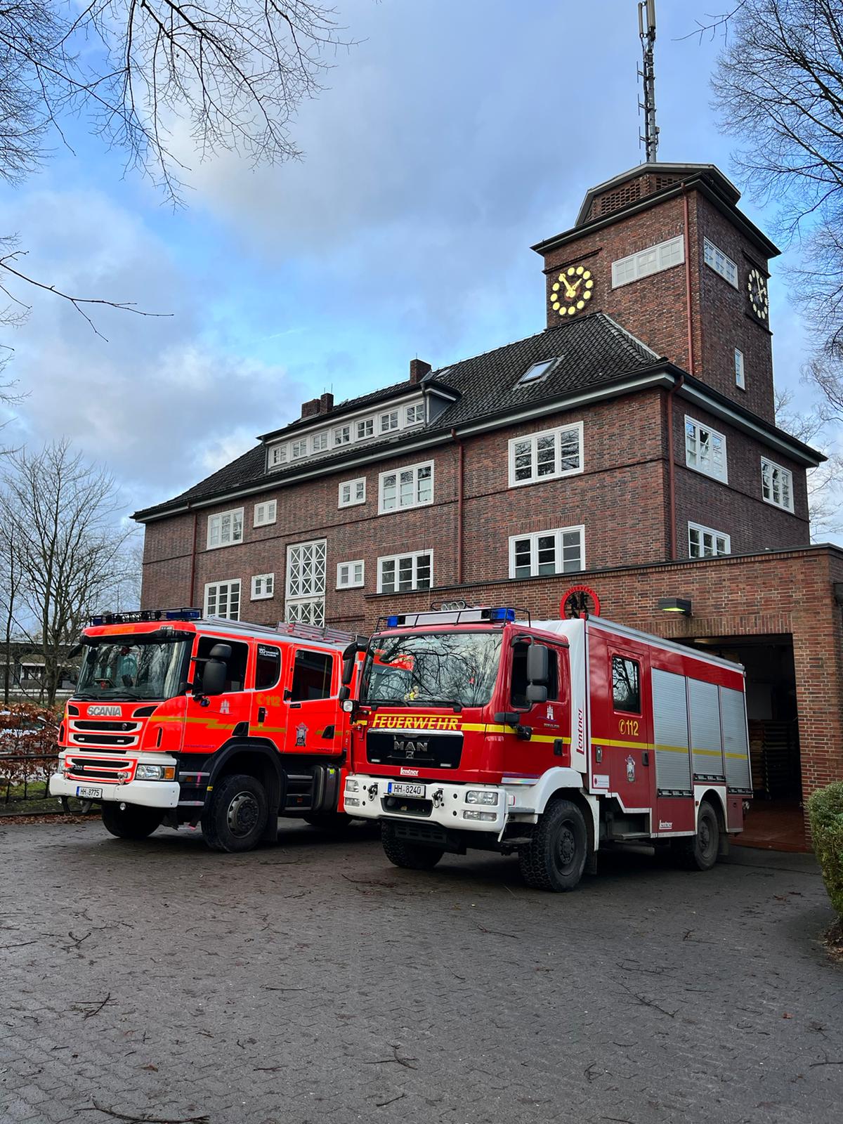 Gerätehaus der Freiwilligen Feuerwehr Ohlstedt (altes Rathaus) mit HLF 20 und LF-KatS davor